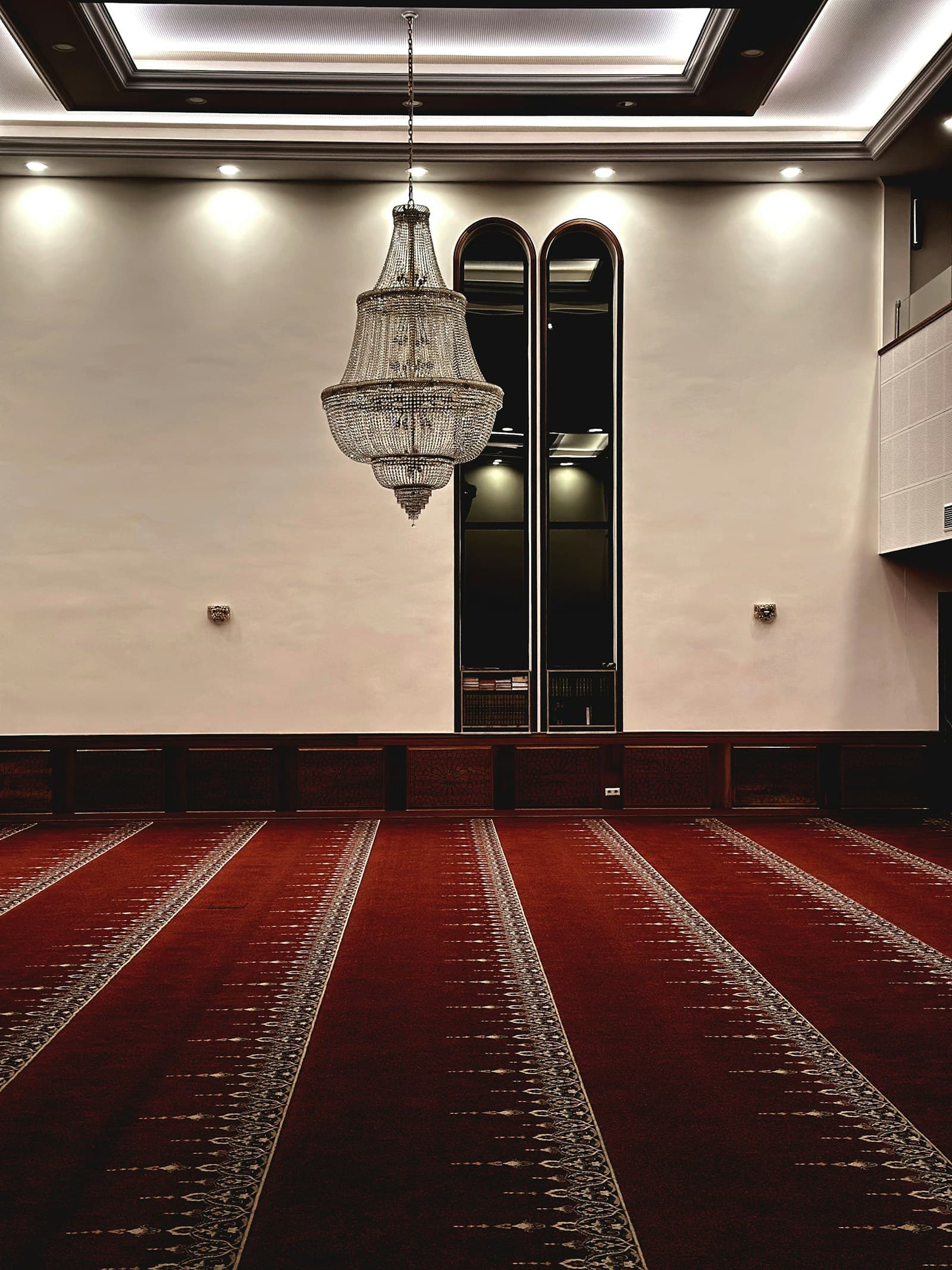 Saf çizgileri belirgin kırmızı cami halısı ve beyaz duvar